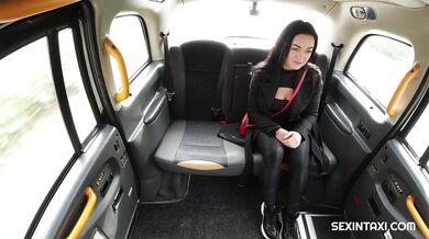 Sex v taxíku s čiernovlasou babou Zuzu Sweet