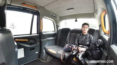 Cigánka Sandra Soul šuká v taxíku s taxikárom