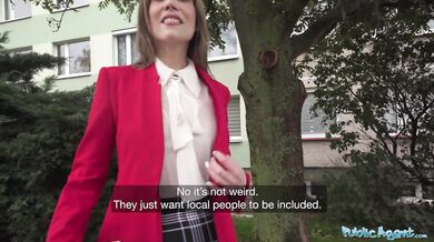 Public Agent - Chcel som, aby mi táto MILFka na verejnosti ukázala prsia a zadok
