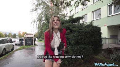Public Agent - Chcel som, aby mi táto MILFka na verejnosti ukázala prsia a zadok