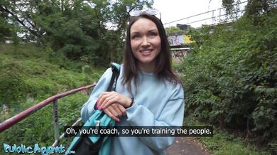 Public Agent - Fitness MILF Kristina Grace fajčí penis na verejnosti, po ktorom nasleduje rýchle POV jebanie