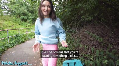 Public Agent - Fitness MILF Kristina Grace fajčí penis na verejnosti, po ktorom nasleduje rýchle POV jebanie