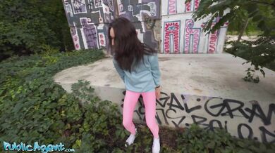 Public Agent - Fitness MILF Kristina Grace fajčí penis na verejnosti, po ktorom nasleduje rýchle POV jebanie