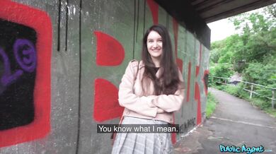 Public Agent - Vysokoškolská študentka s prírodnými prsiami sa odváži po prvýkrát mať sex vonku
