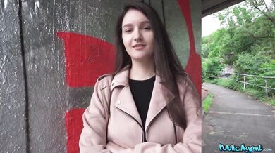 Public Agent - Vysokoškolská študentka s prírodnými prsiami sa odváži po prvýkrát mať sex vonku