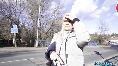 Public Agent - Britská blondínka s modrými očami a krivkami ošuká môjho kamaráta