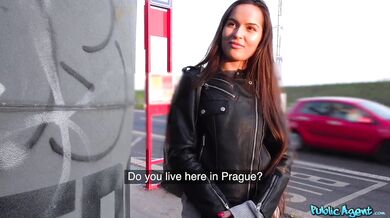 Public Agent - Roztomilá ruská vysokoškoláčka sa nechá vonku prehovoriť k šukačke