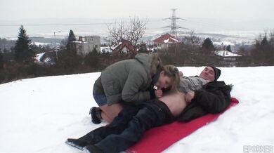Starý chlap šuká blonďavú nymfu Samanthu Jolie vonku v zime