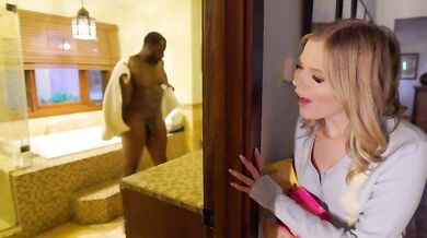 Drobná Coco Lovelock skúša veľký čierny penis