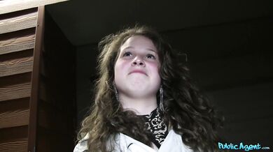 Public Agent - 18 ročná plodná ženská dostane jej prvú creampie