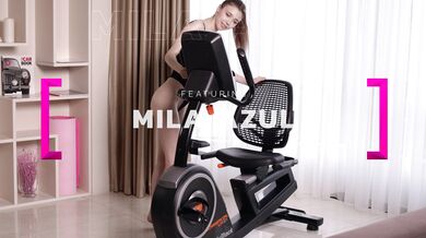 Mila Azul masturbuje na rotopede
