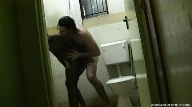 Perverzný medzirasový sex na záchode