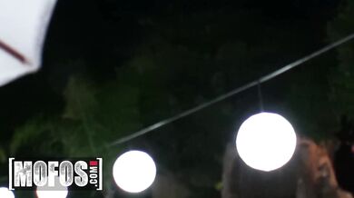 MOFOS - Ohňostroj lietal, keď sa Tegan Summers a jej priatelia vyzliekli a boli neposlušní na Deň nezávislosti