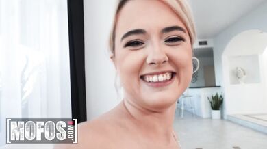 MOFOS - Nicole Nichols cmúľa kohúta ako lízatko a potom rozťahuje nohy pre tvrdé ošukanie