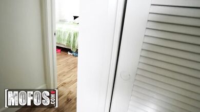 MOFOS - Kenzie Reeves a jej nevlastná matka Vanessa Cage sa striedajú v olizovaní oholených kundičiek