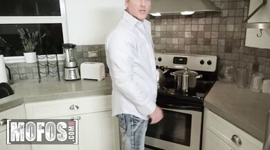 MOFOS - Tyler čucha nohavičky svojej nevlastnej matky Mandy Flores a potom je za to odmenený fajčením