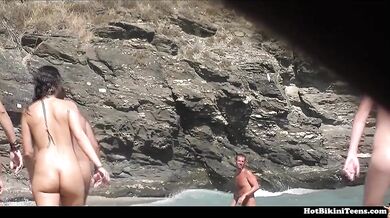 Horúce MILFky s veľkým zadkom ukazujú svoje kundičky a prsia na nudistickej pláži