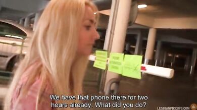 Lesbická Public Agentka sa hrá s blondínkou z ulice