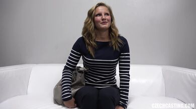 Mladá česká blondínka na kastingovom pohovore