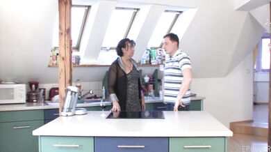 Mature ošukaná na kuchynskej linke mladým nadržaným chlapom