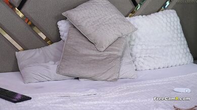 Blondínka šuká svoju vlhkú kundičku