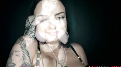 Prsnatá Payton Preslee s krivkami šuká s potetovaným chlapom v Alt Erotic
