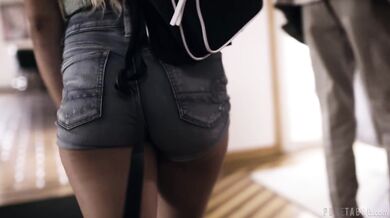 Teen dievčatá Emily Willis a Naomi Swann manipulované nevlastným otcom učiteľom