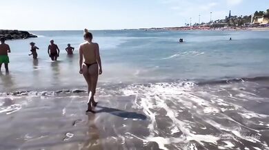 Verejná exhibicionistka Samadhi Amor s čiernymi bikinami