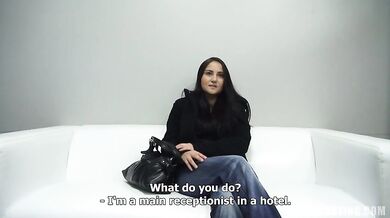 Prsnatá brunetka Ingrid šuká na kastingu