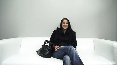 Prsnatá brunetka Ingrid šuká na kastingu