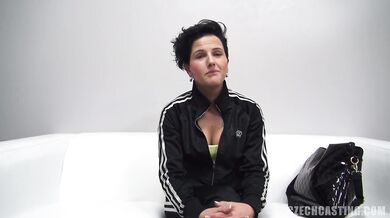 Krátkovlasá amatérka Simona sa ukáže nahá na kastingu