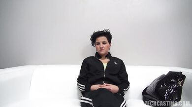 Krátkovlasá amatérka Simona sa ukáže nahá na kastingu