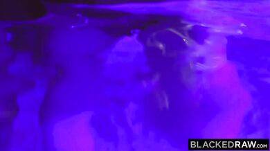BLACKED RAW - Drobná mačička Riley ošukaná vďaka BBC