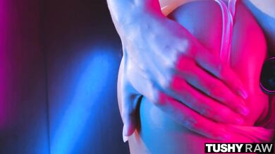 Tushy RAW - Elsa Jean si pretiahne svoj tesný zadok