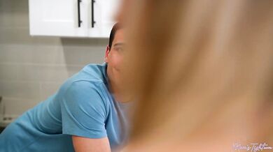 MILF Ellie Taylor si chce pretiahnuť svoju tesnú kundičku