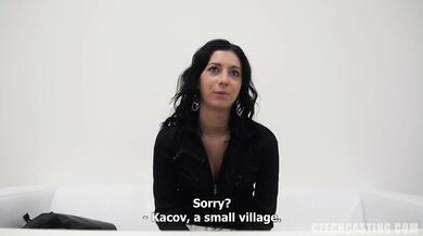 Čiernovlasá amatérka Zdenka šuká na kastingu