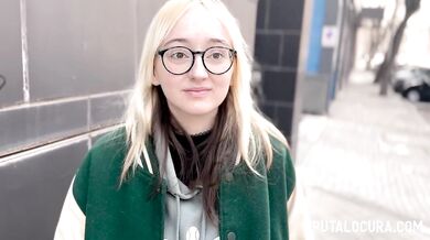 Drobná blondínka tvrdo ošukaná starým hrubým chlapom