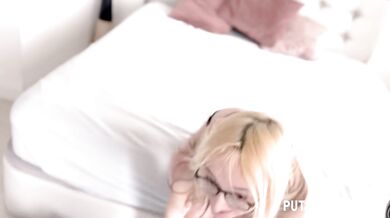 Drobná blondínka tvrdo ošukaná starým hrubým chlapom