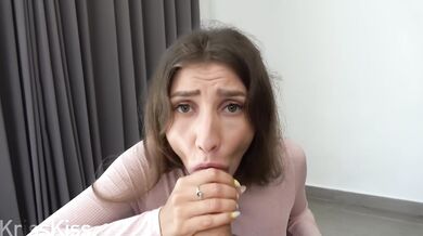 Kriss Kiss a horúci sex s drobnou brunetkou v omylom roztrhaných džínsoch na zadku