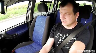 Šukanie s naozajstnou dievkou v aute