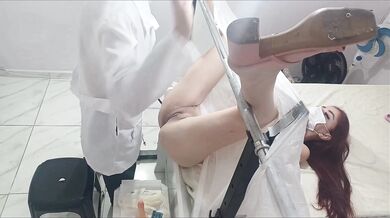Gynekológ počas vyšetrenia vymení vibrátor za svoje péro!
