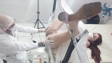 Gynekológ počas vyšetrenia vymení vibrátor za svoje péro!