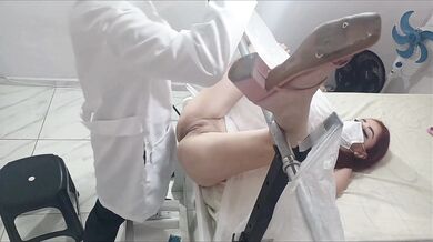 Gynekológ počas vyšetrenia vymení vibrátor za svoje péro!