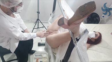 Gynekológ počas vyšetrenia vymení vibrátor za svoje péro!