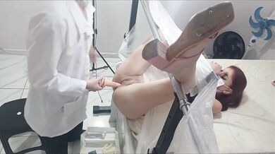 Gynekológ počas vyšetrenia vymení vibrátor za svoje péro!