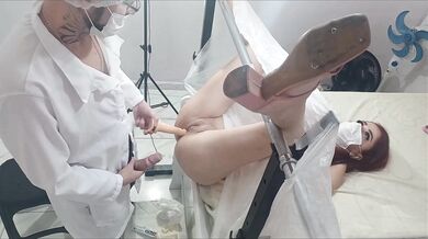 Gynekológ počas vyšetrenia vymení vibrátor za svoje péro!