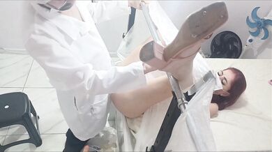 Gynekológ počas vyšetrenia vymení vibrátor za svoje péro!