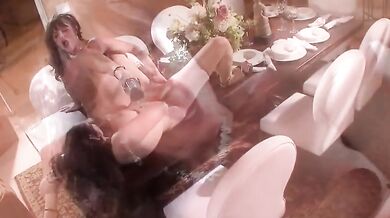 Gianna Michaels a Sadie West šukajú s obojstranným dildom