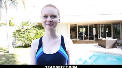 Team Skeet - Nadržaný ryšavka šuká svojho plavecký inštruktor pri bazéne
