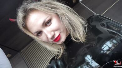 Prsnatá blondínka Angel The Dreamgirl v latexe